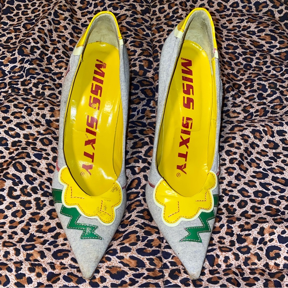 RARE Miss Sixty Yellow Cloud/Sun & Green Lightening Pointed Toe Pumps Sz 7.5 38